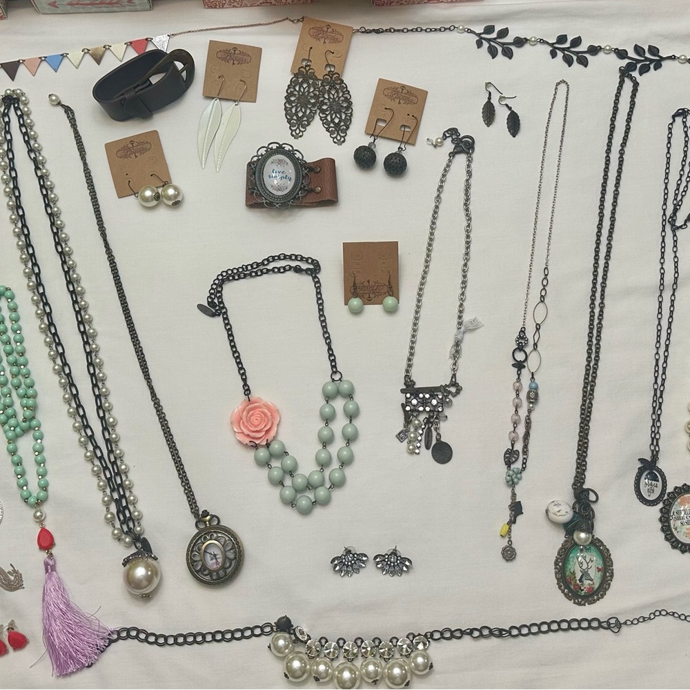 Lot of 30 pieces of Jewelry - 25 Plunder Jewelry Items - 5 Misc Items